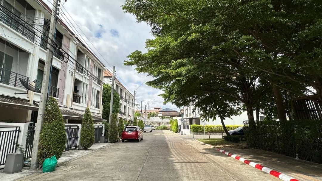 บ้านกลางเมืองเอสเซนต์ ศรีนครินทร์ 46/1 ตรงข้ามพาราไดซ์