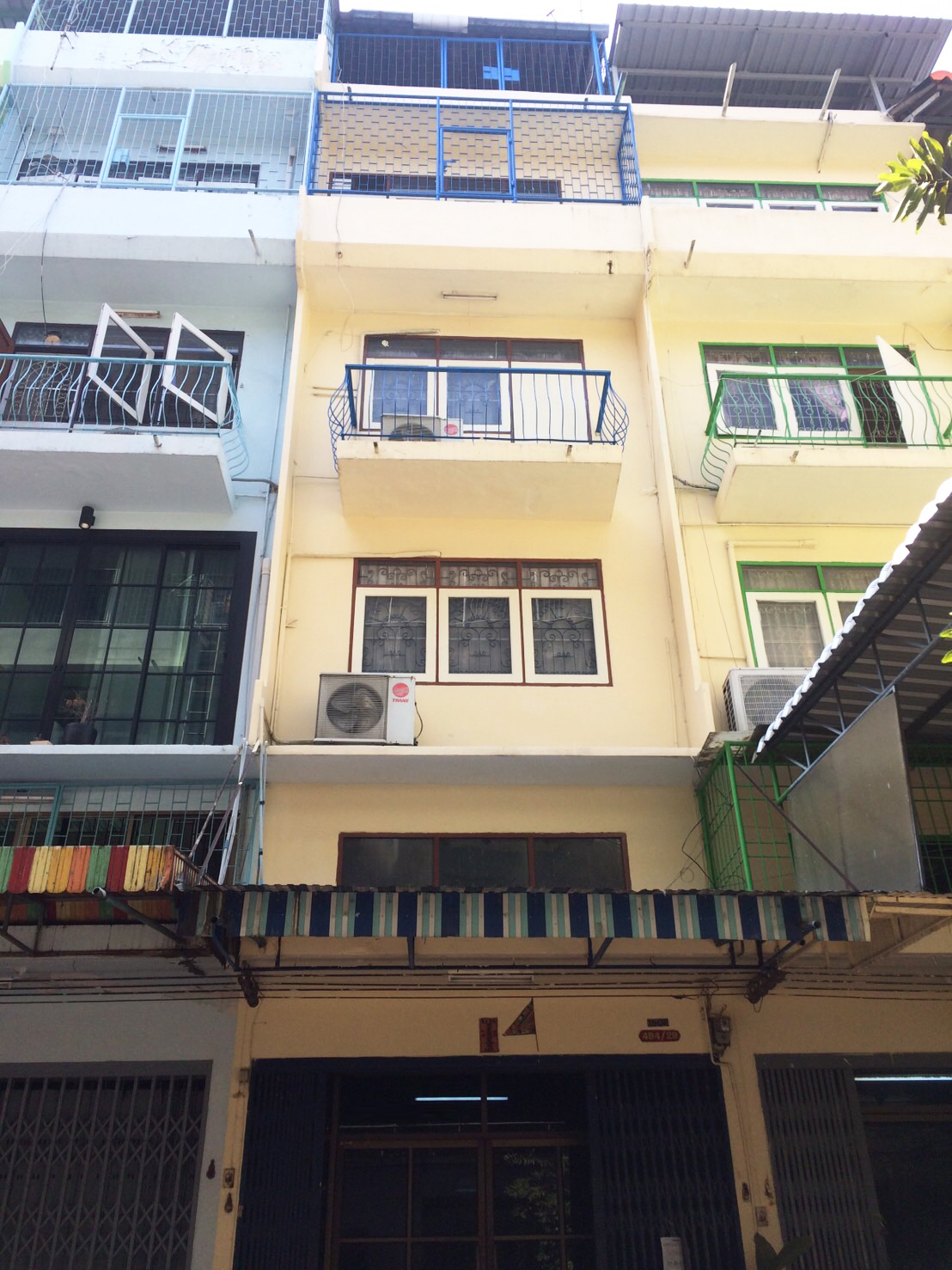 ขายด่วนอาคารพาณิชย์ 4 ชั้นครึ่ง กลางซอยตากสิน 4