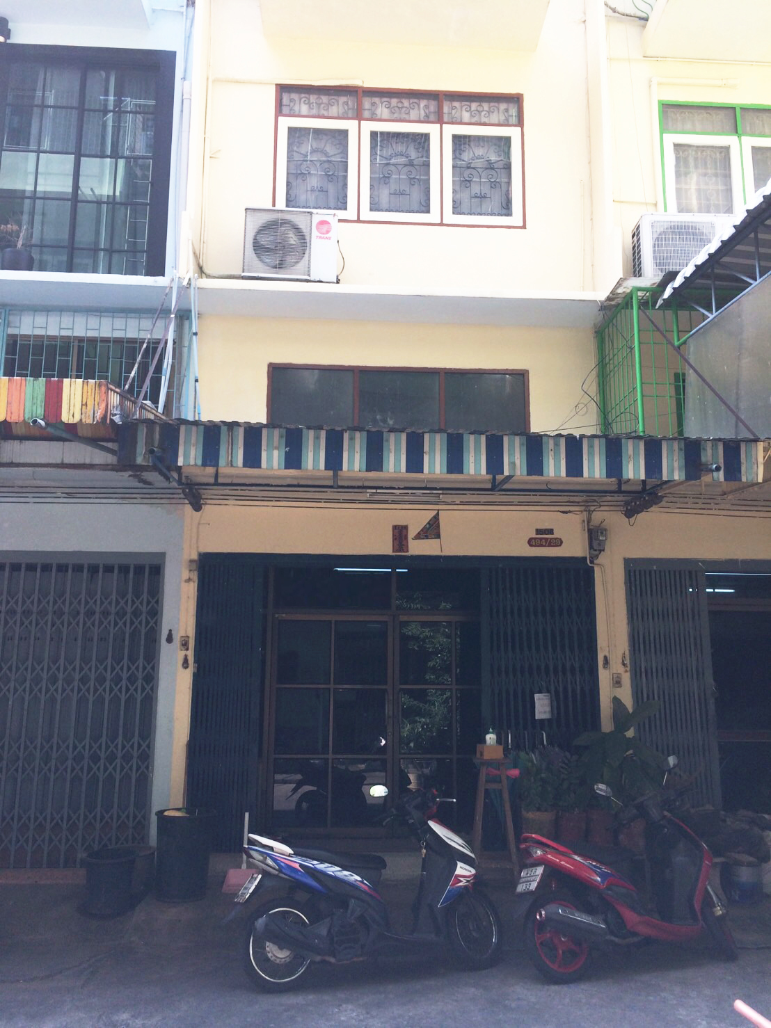 ขายด่วนอาคารพาณิชย์ 4 ชั้นครึ่ง กลางซอยตากสิน 4