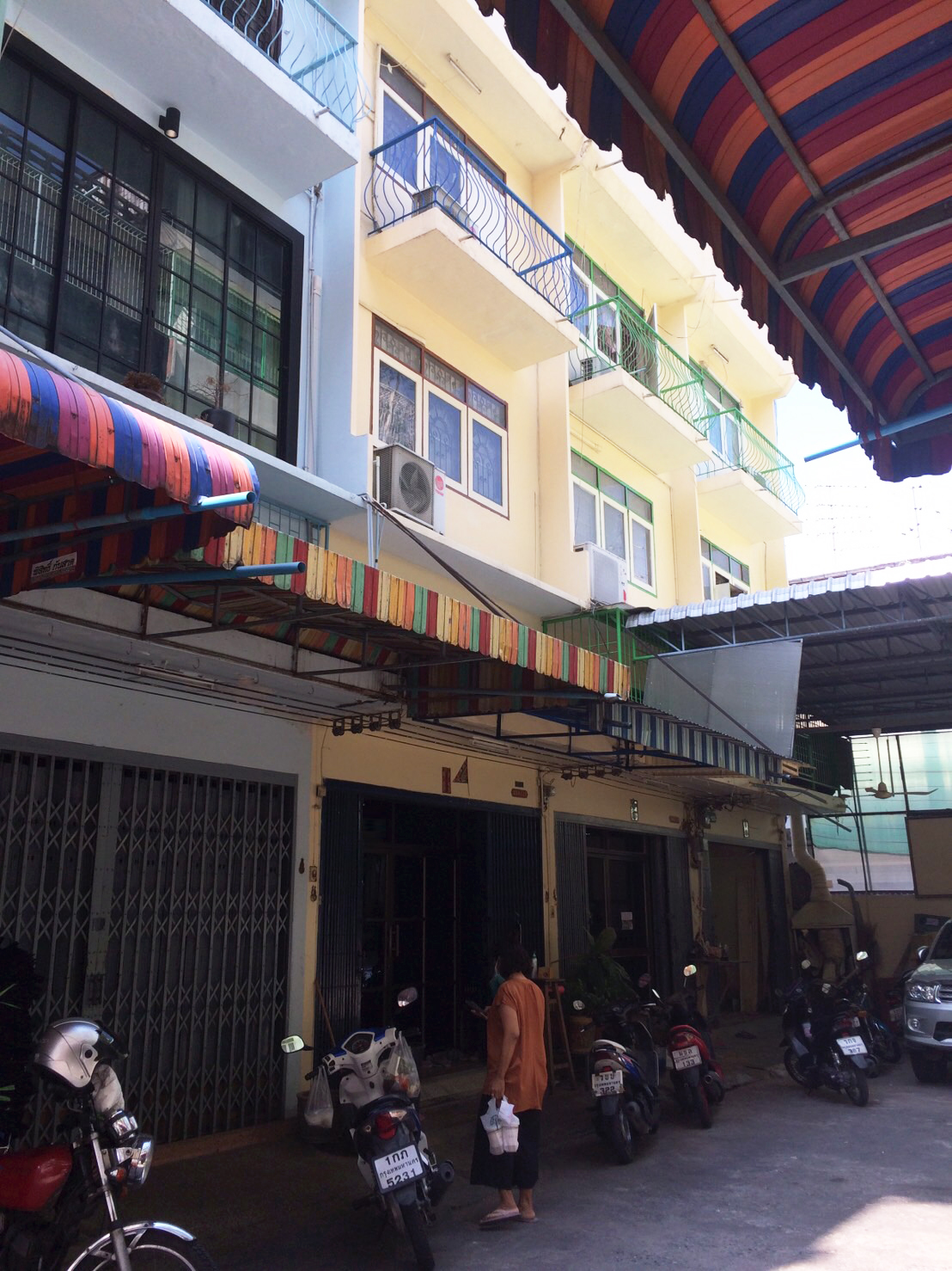 ขายด่วนอาคารพาณิชย์ 4 ชั้นครึ่ง กลางซอยตากสิน 4