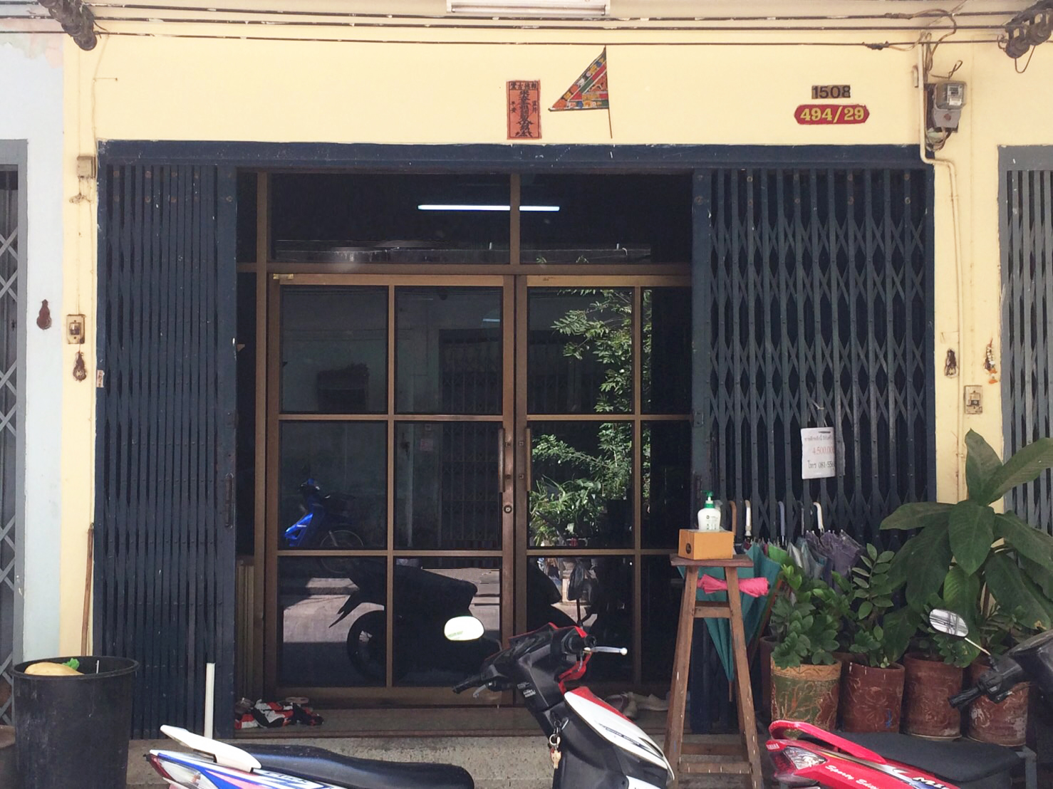 ขายด่วนอาคารพาณิชย์ 4 ชั้นครึ่ง กลางซอยตากสิน 4