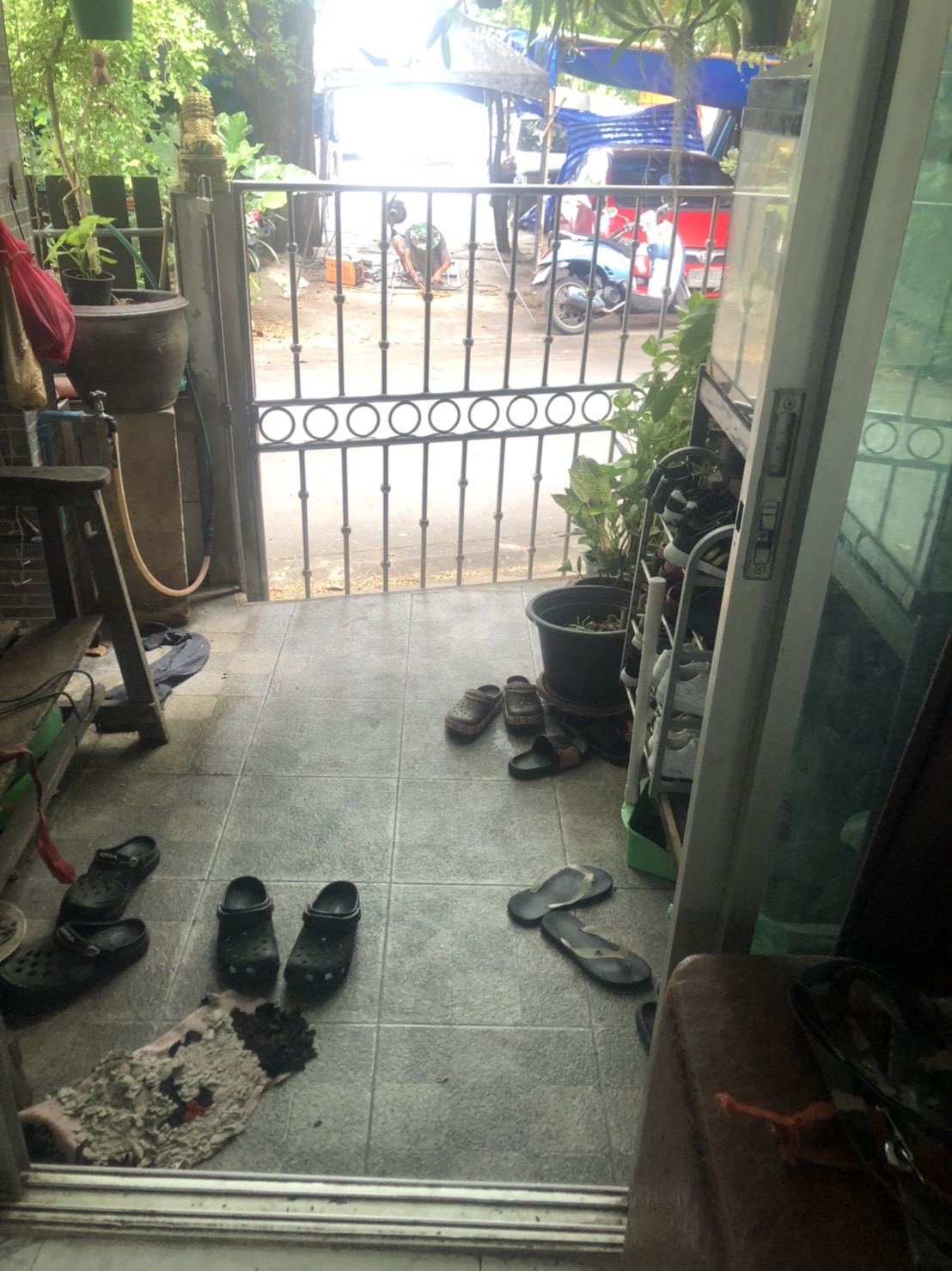 รับต่อเติมบ้านและงานอื่นๆ กันสาดหน้าบ้าน โรงจอดรถ ห้องน้ำ ห้องครัว เดินไฟ อื่นๆงานเล็กงานน้อย-งานมาก ไปหมด ราคาย่อมเยาว์ รับประกัน 1 เดือน กรณีมีปัญหาหลังต่อเติม2+5