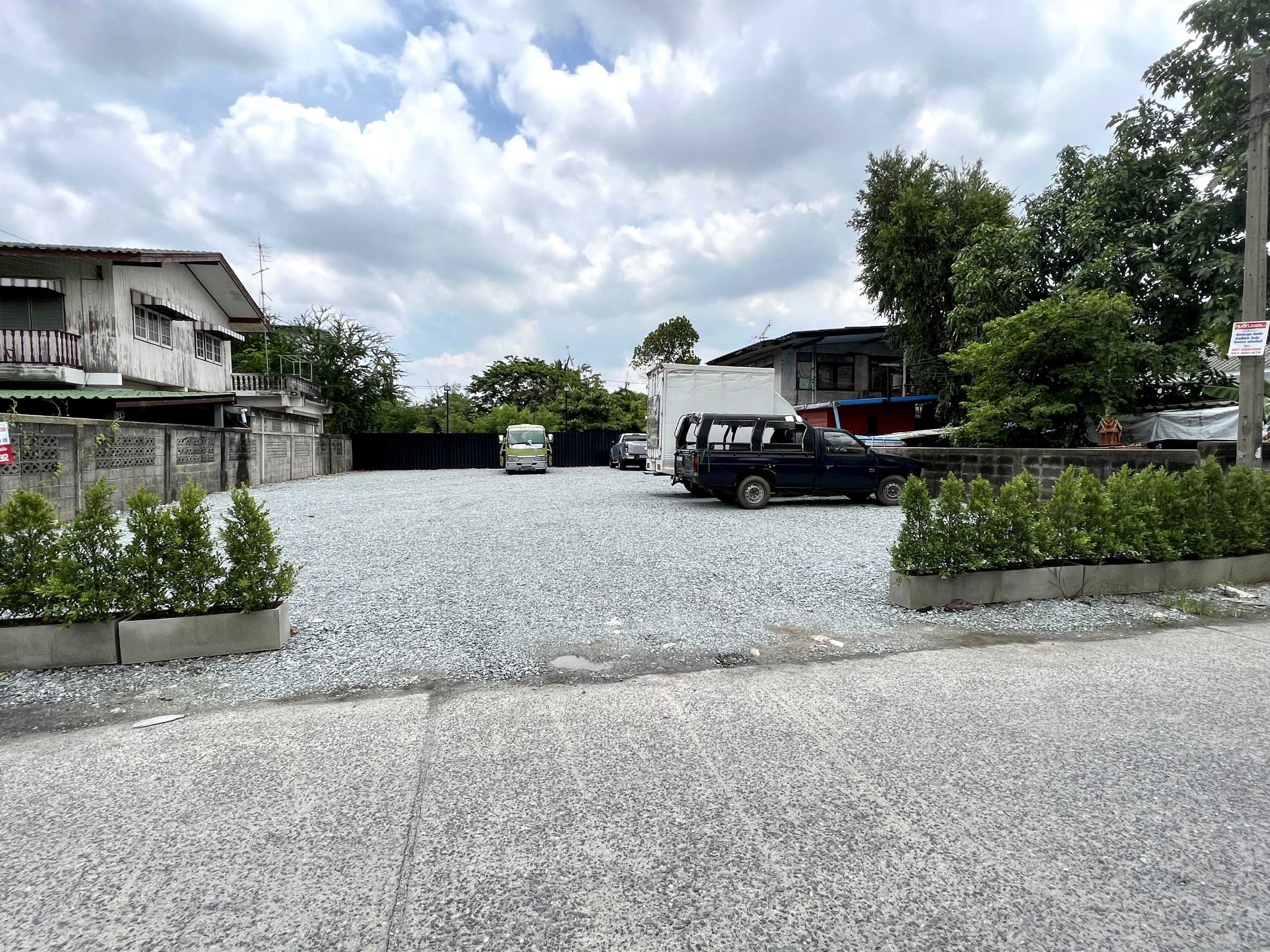 ให้เช่าที่ดินถมแล้ว   ซอยแบริ่ง 50 ถนนสุขุมวิท107 เดินทางสะดวก ใกล้MRT รถไฟฟ้าสายสีเขียวสถานีแบริ่ง และรถไฟฟ้าสายสีเหลืองสถานีศรีแบริ่ง เข้าออกถนนหลักได้หลายทาง ถนนสุขุมวิท ถนนศรีนครินทร์ ถนนบางตราด