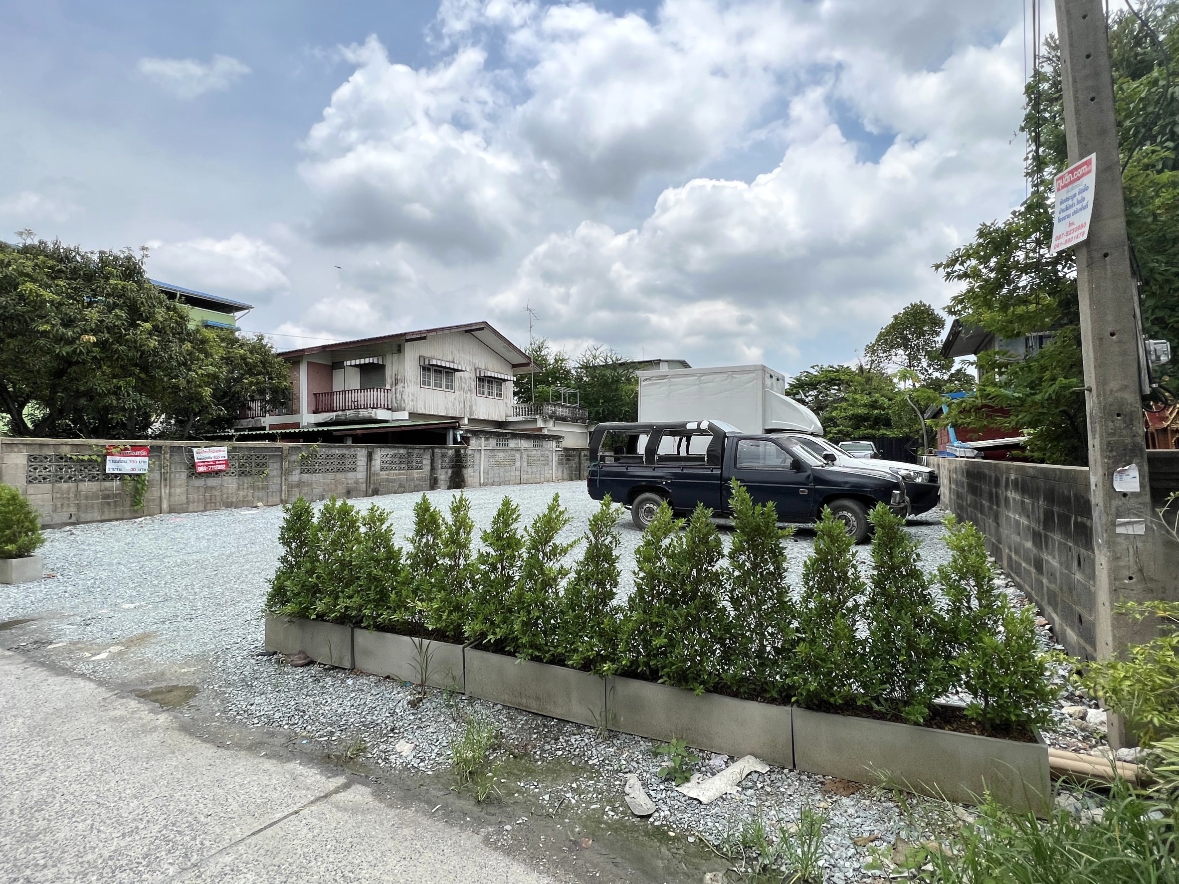 ให้เช่าที่ดินถมแล้ว   ซอยแบริ่ง 50 ถนนสุขุมวิท107 เดินทางสะดวก ใกล้MRT รถไฟฟ้าสายสีเขียวสถานีแบริ่ง และรถไฟฟ้าสายสีเหลืองสถานีศรีแบริ่ง เข้าออกถนนหลักได้หลายทาง ถนนสุขุมวิท ถนนศรีนครินทร์ ถนนบางตราด