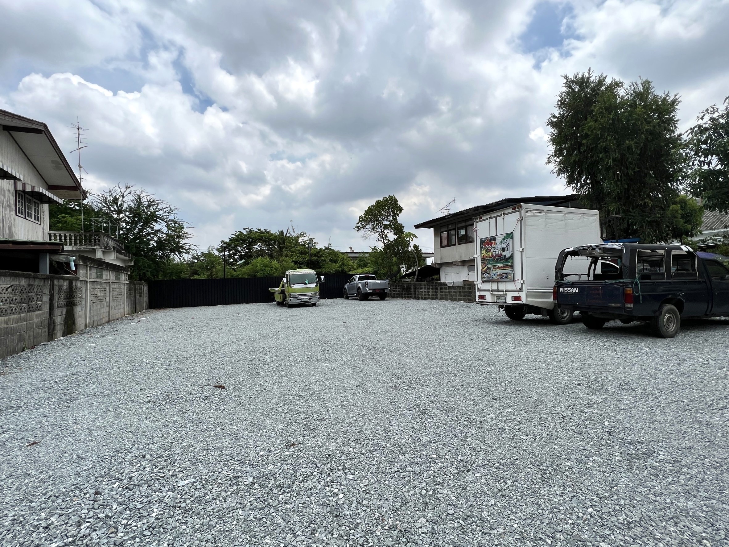 ให้เช่าที่ดินถมแล้ว   ซอยแบริ่ง 50 ถนนสุขุมวิท107 เดินทางสะดวก ใกล้MRT รถไฟฟ้าสายสีเขียวสถานีแบริ่ง และรถไฟฟ้าสายสีเหลืองสถานีศรีแบริ่ง เข้าออกถนนหลักได้หลายทาง ถนนสุขุมวิท ถนนศรีนครินทร์ ถนนบางตราด