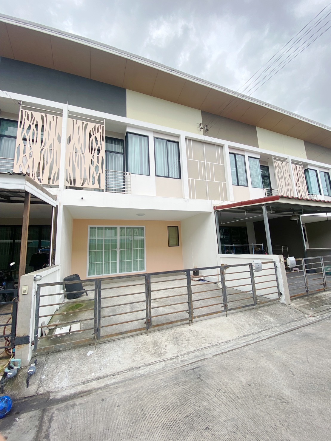 ขายทาวน์โฮม 2 ชั้นโครงการเดอะทรัสต์ ทาวน์ บ่อวิน บ้านสวย เฟอร์นิเจอร์ครบ พร้อมเข้าอยู่