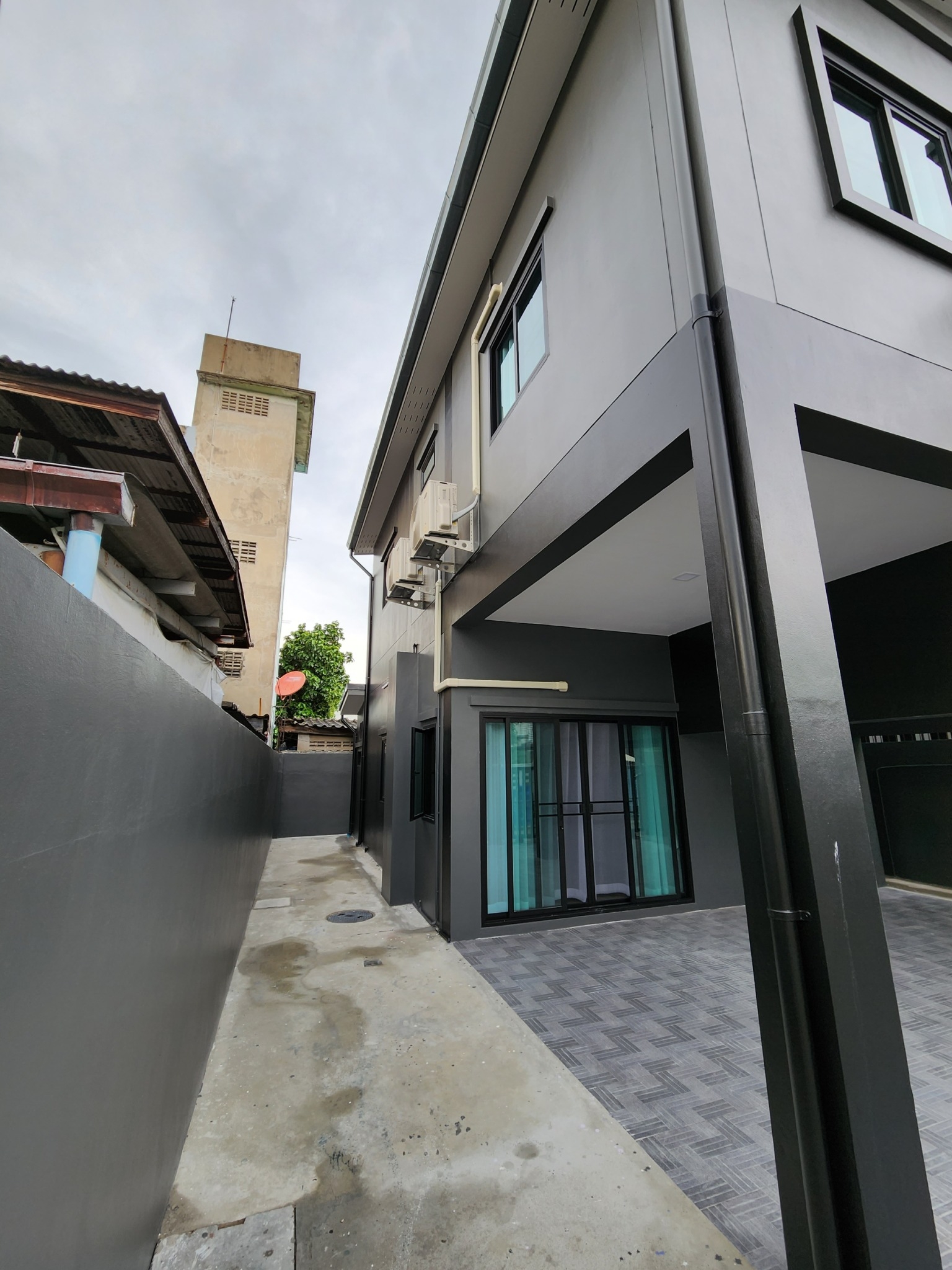 ให้เช่าบ้านใหม่เพิ่งสร้างเสร็จ  ยังไม่เคยเข้าอยู่ วัสดุของในบ้านเลือกแบบ  เกรดดีที่สุดอยู่ซอยด่านสำโรง 14 ถ.สุขุมวิท 113