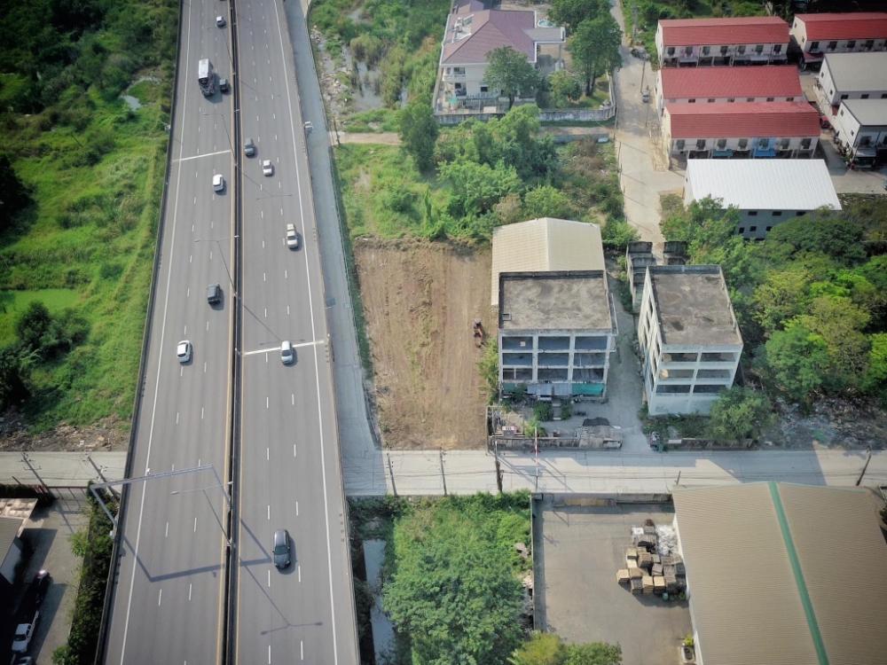 ขายที่ดิน 233 ตรว. ทำเลทอง แปลงหัวมุม ที่ถมเรียบร้อยแล้ว ติดถนนคอนกรีตทั้ง2ด้าน ใกล้ทางขึ้นลงทางด่วน ถนนสุขาภิบาล5 และ ถนนจตุโชติ แปลงเล็กขนาดกำลังดี