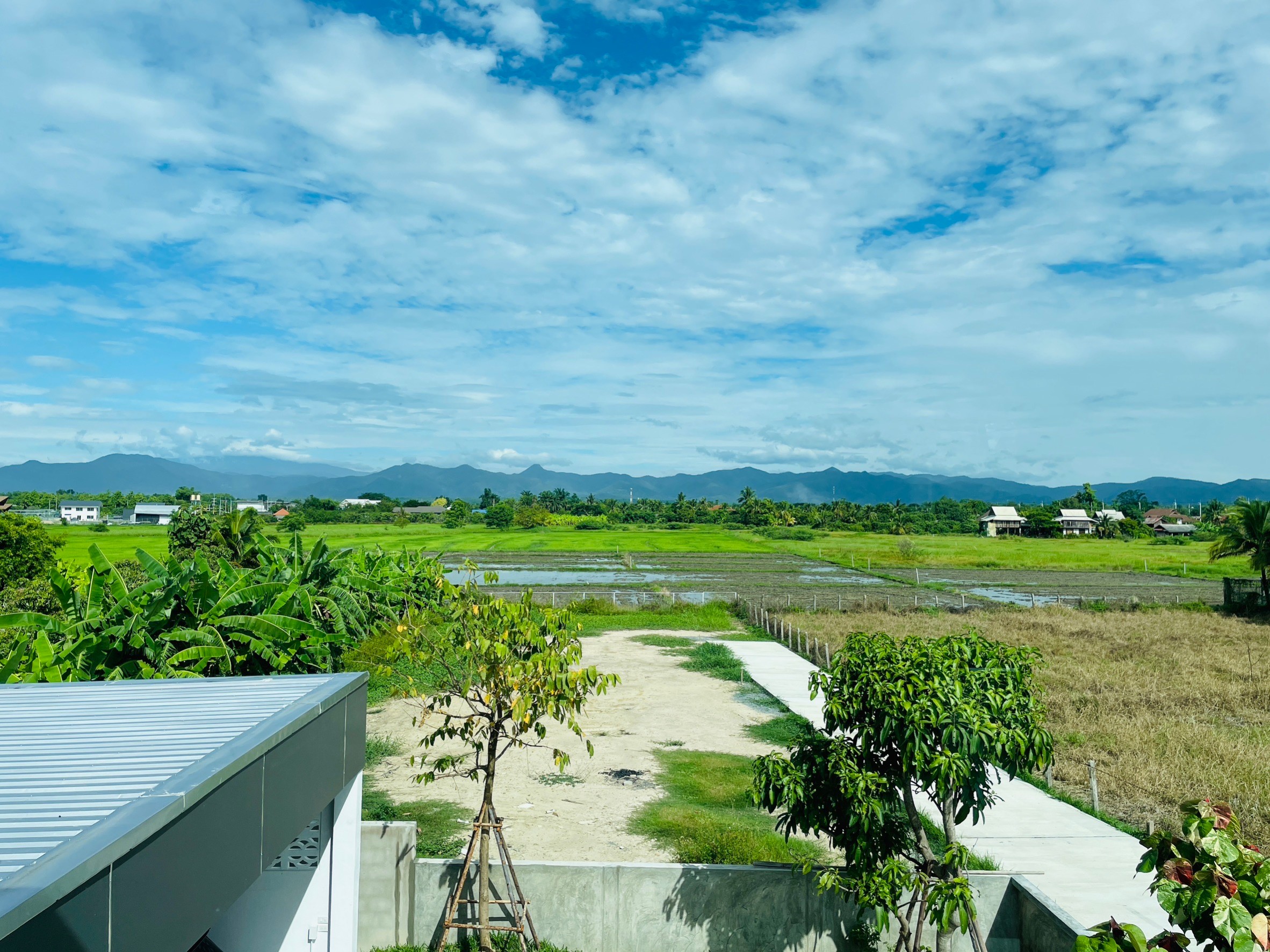 บ้านเดี่ยวสร้างใหม่สไตล์โมเดิร์น 2 ชั้น หลังใหญ่ วิวสวยๆ 