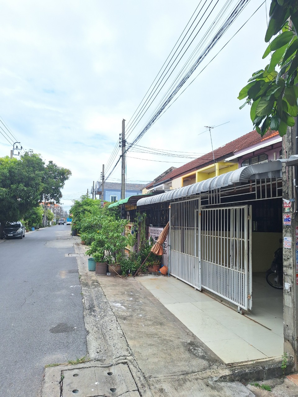 ขายทาวน์เฮ้าส์ 2 ชั้น ตามสภาพ สำหรับสายรีโนเวท หมู่บ้านชวนชม ถนนสายไหม 48 กรุงเทพ เนื้อที่ 30.9 ตารางวา  3 ห้องนอน 2 ห้องน้ำ 2.3 ล้าน