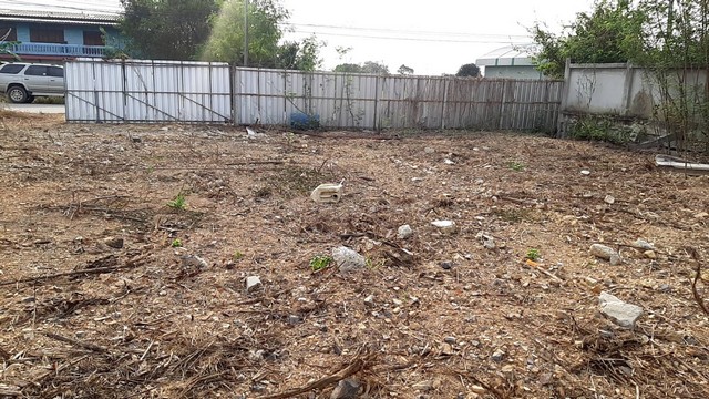 ที่ดิน ที่ดิน ลาดหลุมแก้ว 6544000 บาท.  818 ตาราง-วา ไม่ไกลจาก 1. สำนักงานเทศบาลตำบลคูขวาง 2. หมู่บ้านทรัพย์แสนดี 3. บ.ปีราเน่เชน หรููสงบ หน้ากว้าง 54 เมตร ลึก 68 เมตร ใกล้ถนน 346 กับแหล่งชุมชน