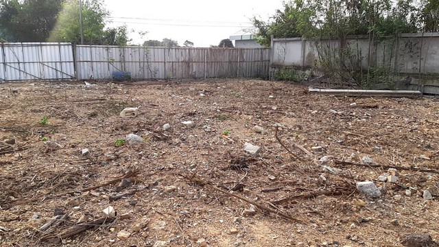 ที่ดิน ที่ดิน ลาดหลุมแก้ว 6544000 บาท.  818 ตาราง-วา ไม่ไกลจาก 1. สำนักงานเทศบาลตำบลคูขวาง 2. หมู่บ้านทรัพย์แสนดี 3. บ.ปีราเน่เชน หรููสงบ หน้ากว้าง 54 เมตร ลึก 68 เมตร ใกล้ถนน 346 กับแหล่งชุมชน