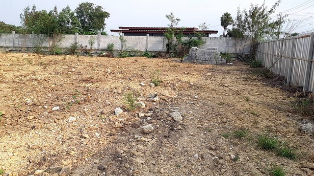 ที่ดิน ที่ดิน ลาดหลุมแก้ว 6544000 บาท.  818 ตาราง-วา ไม่ไกลจาก 1. สำนักงานเทศบาลตำบลคูขวาง 2. หมู่บ้านทรัพย์แสนดี 3. บ.ปีราเน่เชน หรููสงบ หน้ากว้าง 54 เมตร ลึก 68 เมตร ใกล้ถนน 346 กับแหล่งชุมชน