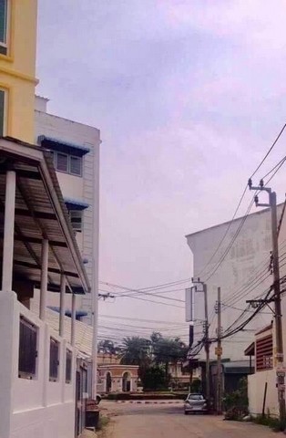 ให้เช่าทาวน์เฮ้าส์2ชั้น ทำเลทอง ใกล้ห้างสรรพสินค้า เดินทางสะดวกสบาย เข้าซอยเพียง40เมตร