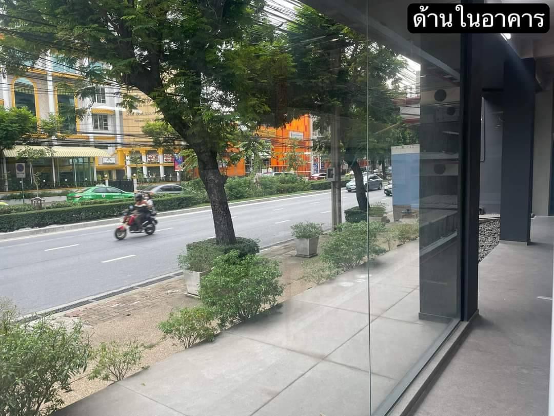 ให้เช่าโชว์รูม เป็นกระจกรอบด้าน สำหรับโชว์สินค้า ริมถนนใหญ่ ย่านพัฒนาการ
