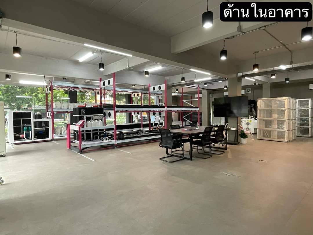 ให้เช่าโชว์รูม เป็นกระจกรอบด้าน สำหรับโชว์สินค้า ริมถนนใหญ่ ย่านพัฒนาการ
