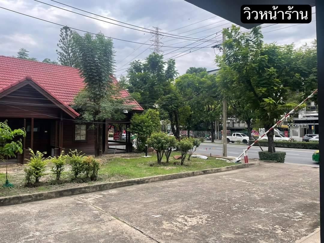 ให้เช่าโชว์รูม เป็นกระจกรอบด้าน สำหรับโชว์สินค้า ริมถนนใหญ่ ย่านพัฒนาการ