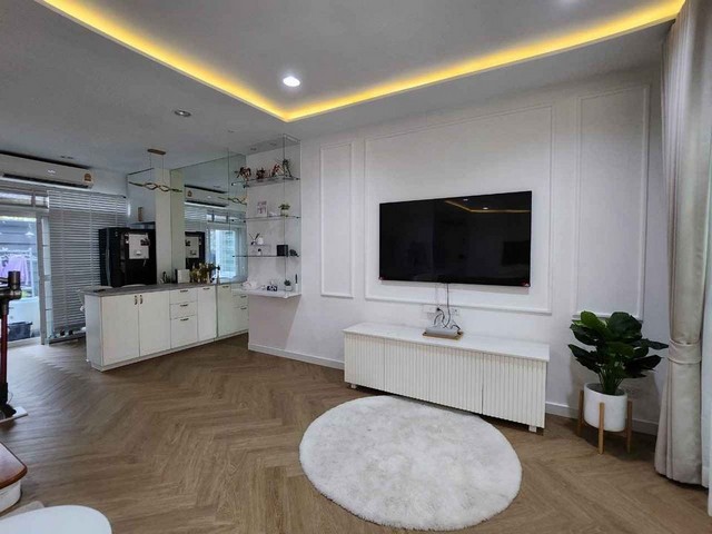 ขายทาวน์โฮม3ชั้นบ้านกลางเมืองเออร์บาเนี่ยนพระราม 9-ลาดพร้าว84 ตกแต่งพร้อมอยู่