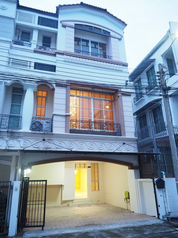 ให้เช่าทาวน์โฮม 3 ชั้นหลังมุม หมู่บ้านกลางเมือง ลาดพร้าว-โยธินพัฒนา  ย่านเรียบด่วนเอกมัย-รามอินทรา