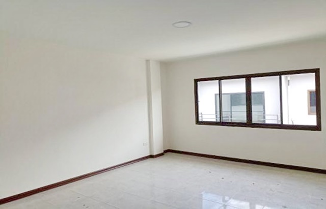 ประตูท่าแพ ประตูช้างเผือก 2.3 กม. ให้เช่าอาคารพาณิชย์ 3 ชั้น 22 ตร.วา  4นอน 3น้ำ ห้วยแก้ว โรงพยาบาลเชียงใหม่ ราม