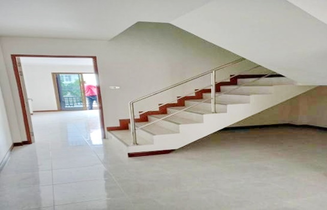 ห้วยแก้ว โรงพยาบาลเชียงใหม่ ประตูท่าแพ ประตูช้างเผือก 2.3 กม. ให้เช่าอาคารพาณิชย์ 3 ชั้น 22 ตร.วา  4นอน 3น้ำ  ราม