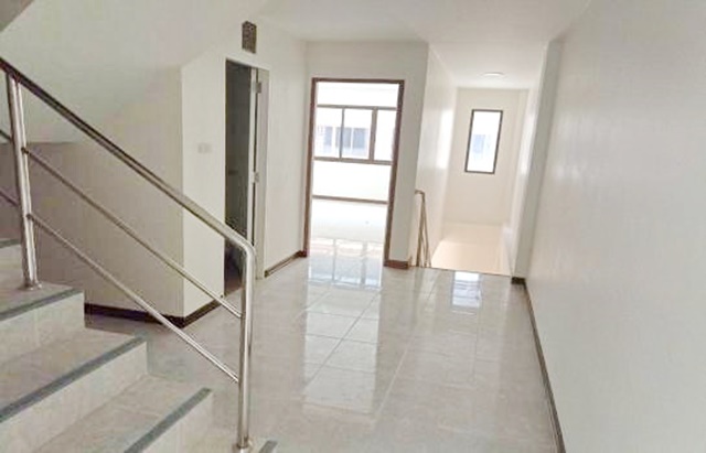 ประตูช้างเผือก 2.3 กม.รพ.เชียงใหม่ ราม  ให้เช่าอาคารพาณิชย์ 3 ชั้น 23 ตร.วา  4นอน 3น้ำ ห้วยแก้ว ประตูท่าแพ 