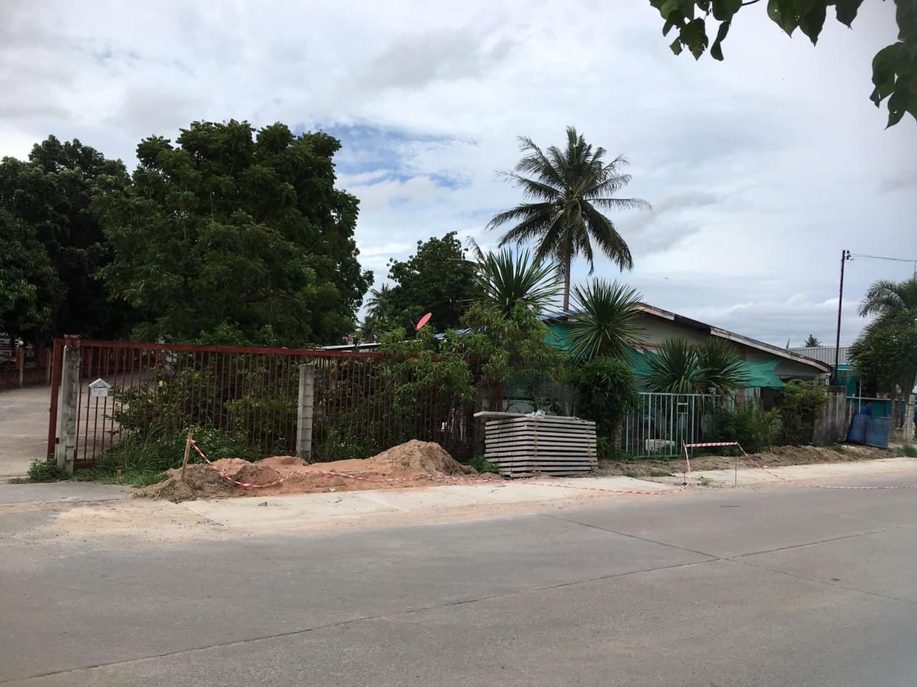 ขายที่ดินสวย สภาพแวดล้อมดี ถมที่เสมอทั้งแปลง ทำเลเข้าออกสะดวก เข้าออกได้หลายทาง ใกล้แหล่งชุมชน ใกล้ห้างสรรพสินค้า