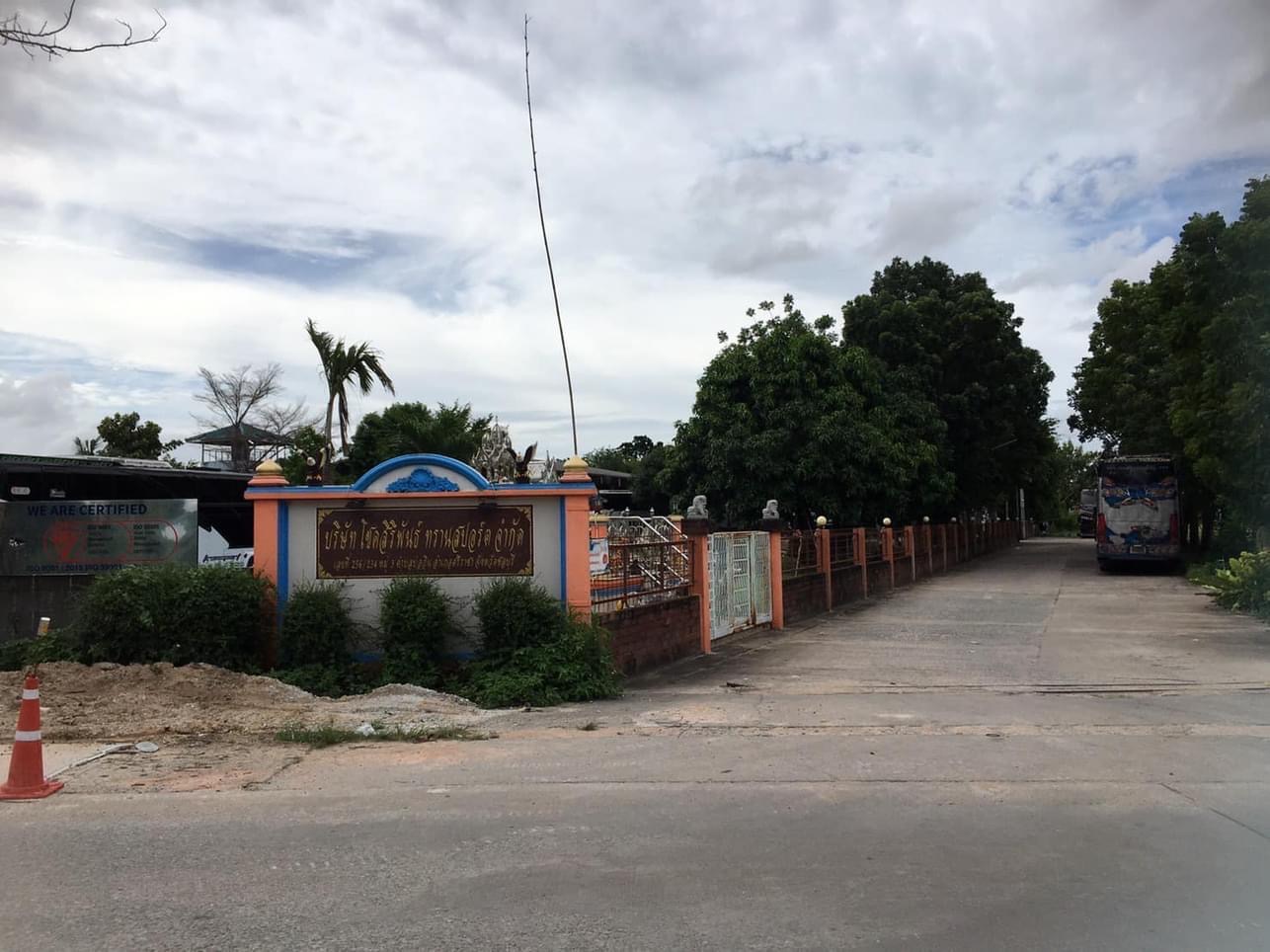 ขายที่ดินสวย สภาพแวดล้อมดี ถมที่เสมอทั้งแปลง ทำเลเข้าออกสะดวก เข้าออกได้หลายทาง ใกล้แหล่งชุมชน ใกล้ห้างสรรพสินค้า