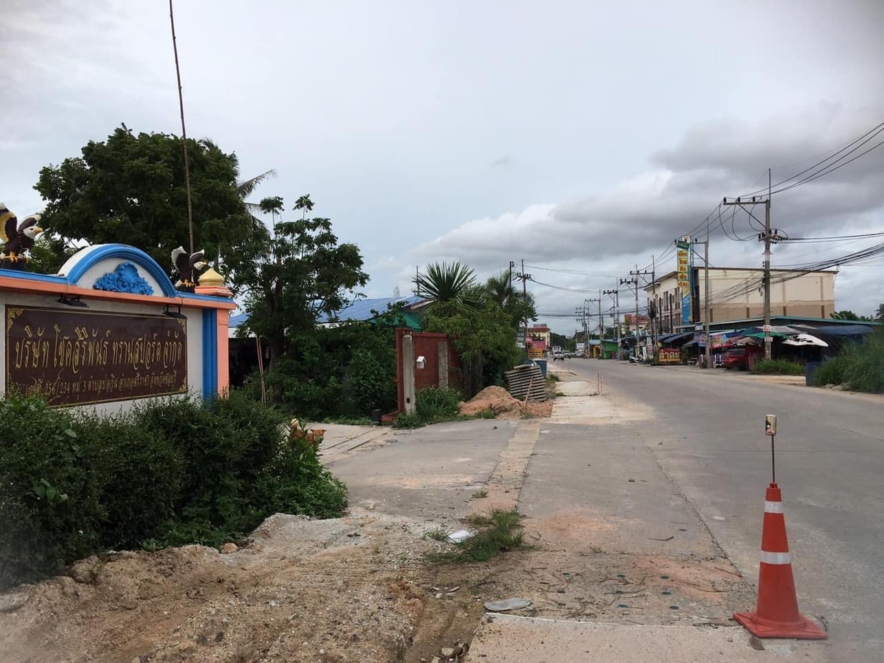 ขายที่ดินสวย สภาพแวดล้อมดี ถมที่เสมอทั้งแปลง ทำเลเข้าออกสะดวก เข้าออกได้หลายทาง ใกล้แหล่งชุมชน ใกล้ห้างสรรพสินค้า