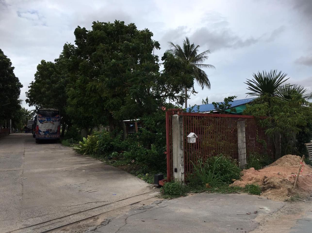 ขายที่ดินสวย สภาพแวดล้อมดี ถมที่เสมอทั้งแปลง ทำเลเข้าออกสะดวก เข้าออกได้หลายทาง ใกล้แหล่งชุมชน ใกล้ห้างสรรพสินค้า