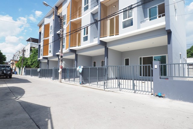 ขายทาวน์โฮม 3 ชั้น Modern loft สร้างใหม่ 21 ตรว. 3 ห้องนอน เฉลิมพระเกียรติ ร.9 ซอย 14 ทาวน์โฮมมือหนึ่ง กู้เต็ม ฟรีโอน   
