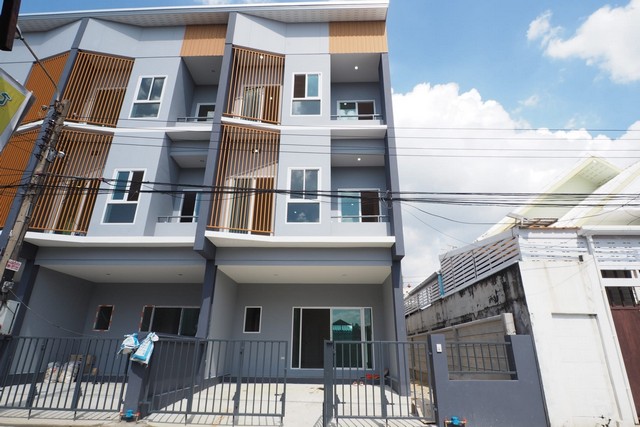ขายทาวน์โฮม Modern loft 3 ชั้น สร้างใหม่หลังมุม 27 ตรว. 3 ห้องนอน เฉลิมพระเกียรติ ร.9 ซอย 14 ทาวน์โฮมมือหนึ่ง กู้เต็ม ฟรีโอน  