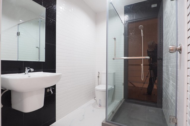 ขายทาวน์โฮม Modern loft 3 ชั้น สร้างใหม่หลังมุม 27 ตรว. 3 ห้องนอน เฉลิมพระเกียรติ ร.9 ซอย 14 ทาวน์โฮมมือหนึ่ง กู้เต็ม ฟรีโอน  