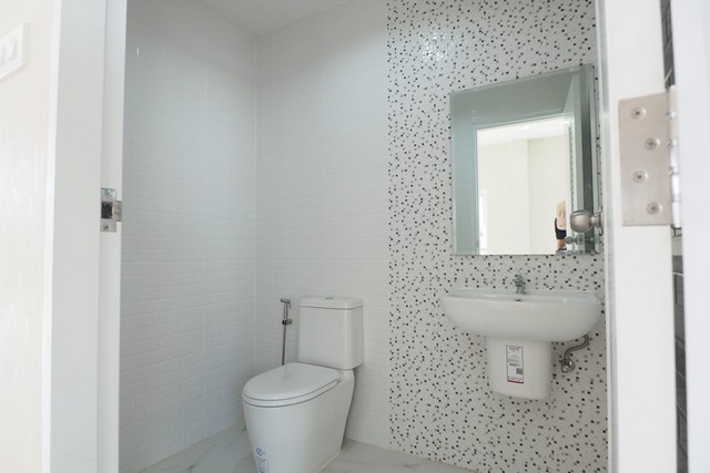 ขายทาวน์โฮม Modern loft 3 ชั้น สร้างใหม่หลังมุม 27 ตรว. 3 ห้องนอน เฉลิมพระเกียรติ ร.9 ซอย 14 ทาวน์โฮมมือหนึ่ง กู้เต็ม ฟรีโอน  