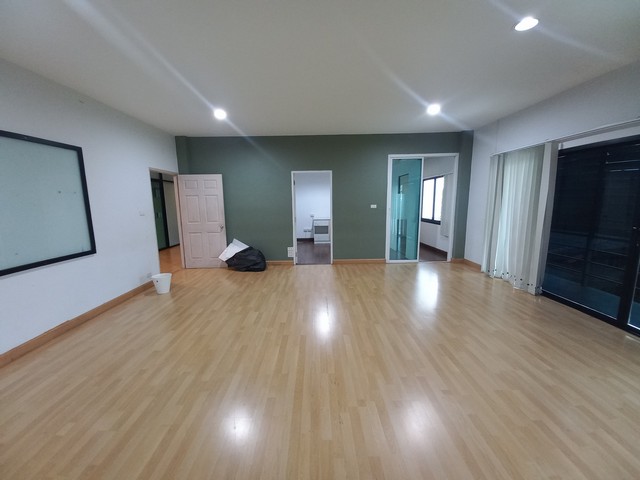 ให้เช่าสำนักงาน office เฉพาะชั้นที่ 3 เนื้อที่ 184 ตรม ซอยรามอินทรา 39 ที่จอดรถ 5-6 คัน ใกล้รถไฟฟ้า ใกล้ทางด่วน 