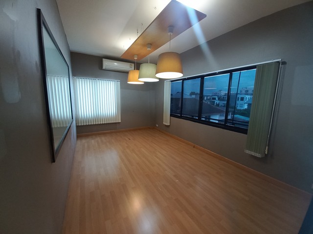 ให้เช่าสำนักงาน office เฉพาะชั้นที่ 3 เนื้อที่ 184 ตรม ซอยรามอินทรา 39 ที่จอดรถ 5-6 คัน ใกล้รถไฟฟ้า ใกล้ทางด่วน 