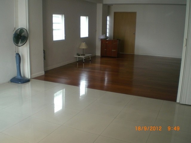 ขายด่วนมากๆ อาคารพาณิชย์ มี 5 ชั้นพร้อมชั้นลอย อยู่ในตรอกสลักหิน แขวงรองเมือง เขตปทุมวัน กทม