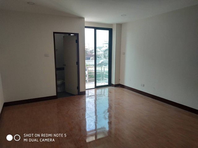 ขาย อาคารพาณิชย์ ทาวน์โฮม ออฟฟิศ 3 ชั้น พร้อมอยู่ ย่าน หนองแขม สายสี่