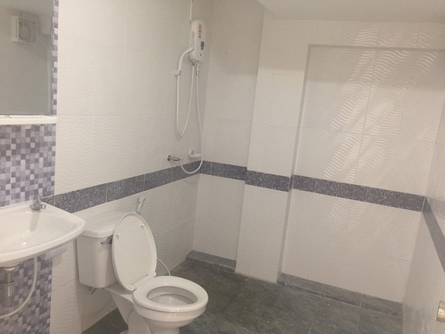 ขาย อาคารพาณิชย์ ทาวน์โฮม ออฟฟิศ 3 ชั้น พร้อมอยู่ ย่าน หนองแขม สายสี่