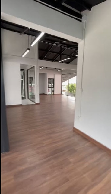 กว้างขวาง  640 ตรม. ถ เลียบด่วนเอกมัย-รามอินทรา ให้เช่า โชว์รูม  home office .รัชดา-ลาดพร้าว 60-66  105ตรว.จอดรถได้ 12 คัน