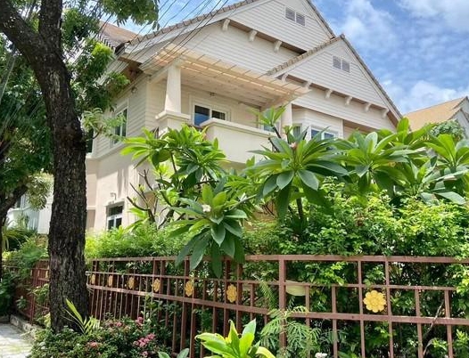 ขายบ้านเดี่ยว 2 ชั้น . หมู่บ้านพัฒนาการ ซอยพัฒนาการ30 (หน้าหมู่บ้านปัญญา) เนื้อที่ 100ตรว มี 4 นอน 3 น้ำ 