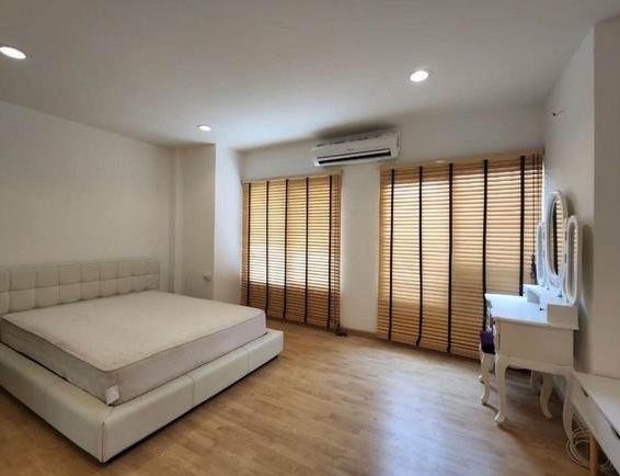  ให้เช่าและขายทาวน์โฮม 3 ชั้น บ้านกลางเมือง ลาดพร้าว-เสนา 1 ลาดปลาเค้า 12 มี 3 นอน 3 น้ำ