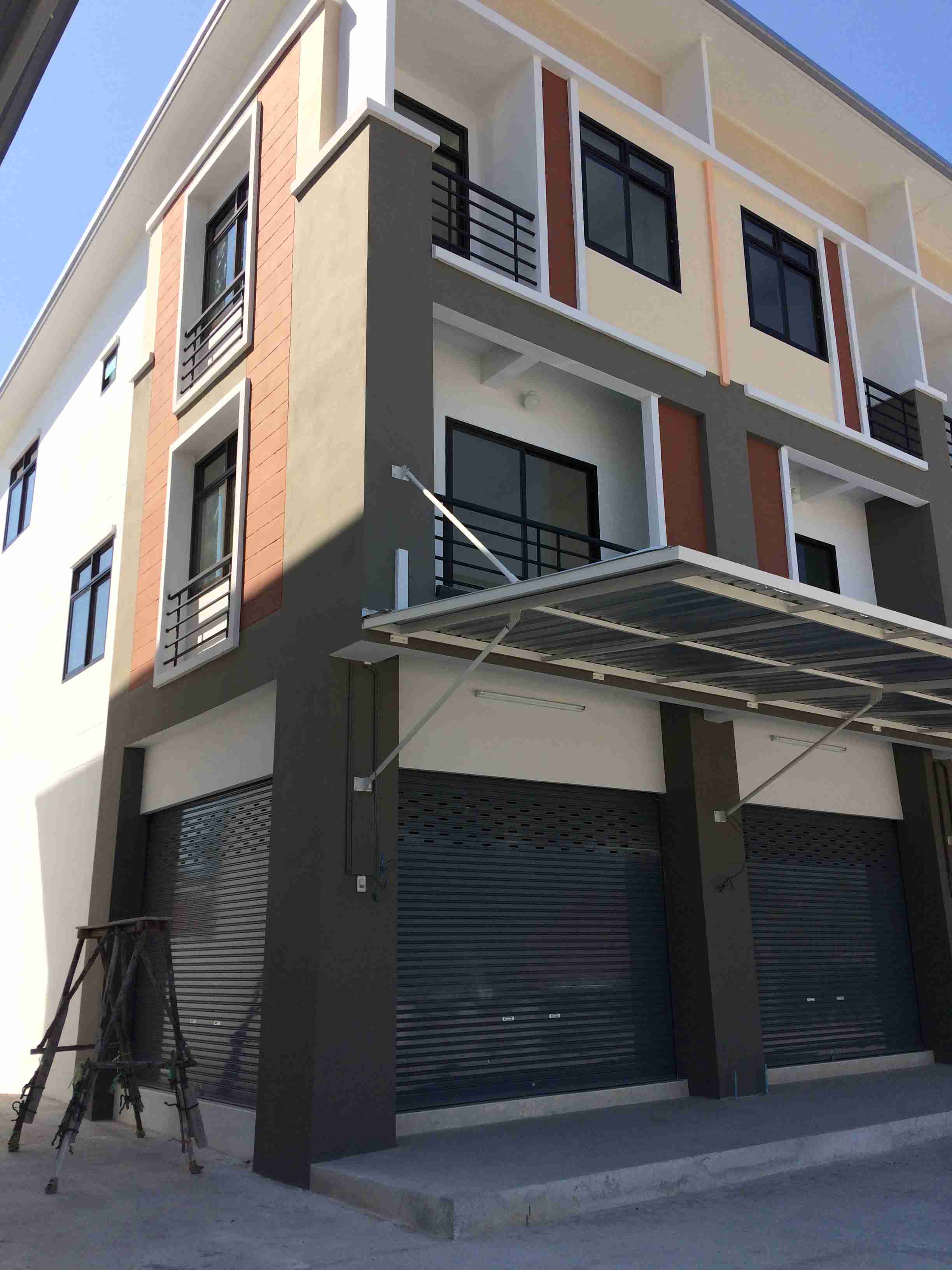 ขาย อาคารพาณิชย์ พร้อมผู้เช่า 3 ชั้น ทำเลดี เดินทางสะดวก  อ.เมือง ชลบุรี 