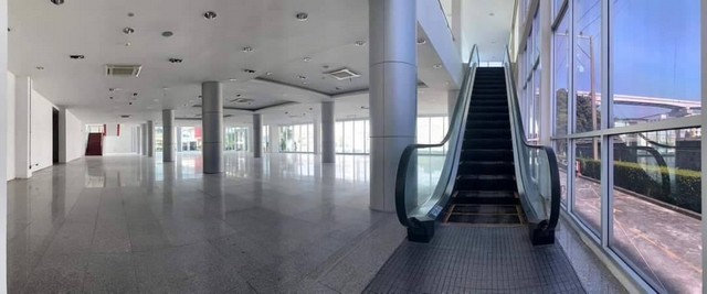 ให้เช่า โชว์รูมและพื้นที่สำนักงาน พร้อมลิฟท์และบันไดเลื่อน  ติดรถ BTS ศรีนครินทร์  มีหลายขนาดให้เลือก