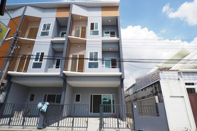 ขายทาวน์โฮม 3 ชั้น Modern loft เนื้อที่ 27 ตรว. ย่านเฉลิมพระเกียรติ ร.9 