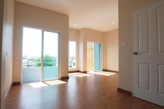 ขายทาวน์โฮม 3 ชั้น Modern loft ย่านเฉลิมพระเกียรติ ร.9 ซอย 14