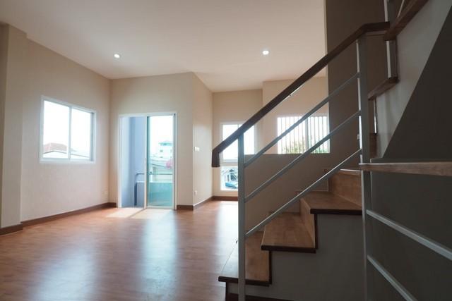 ขายทาวน์โฮม 3 ชั้น Modern loft ย่านเฉลิมพระเกียรติ ร.9 ซอย 14