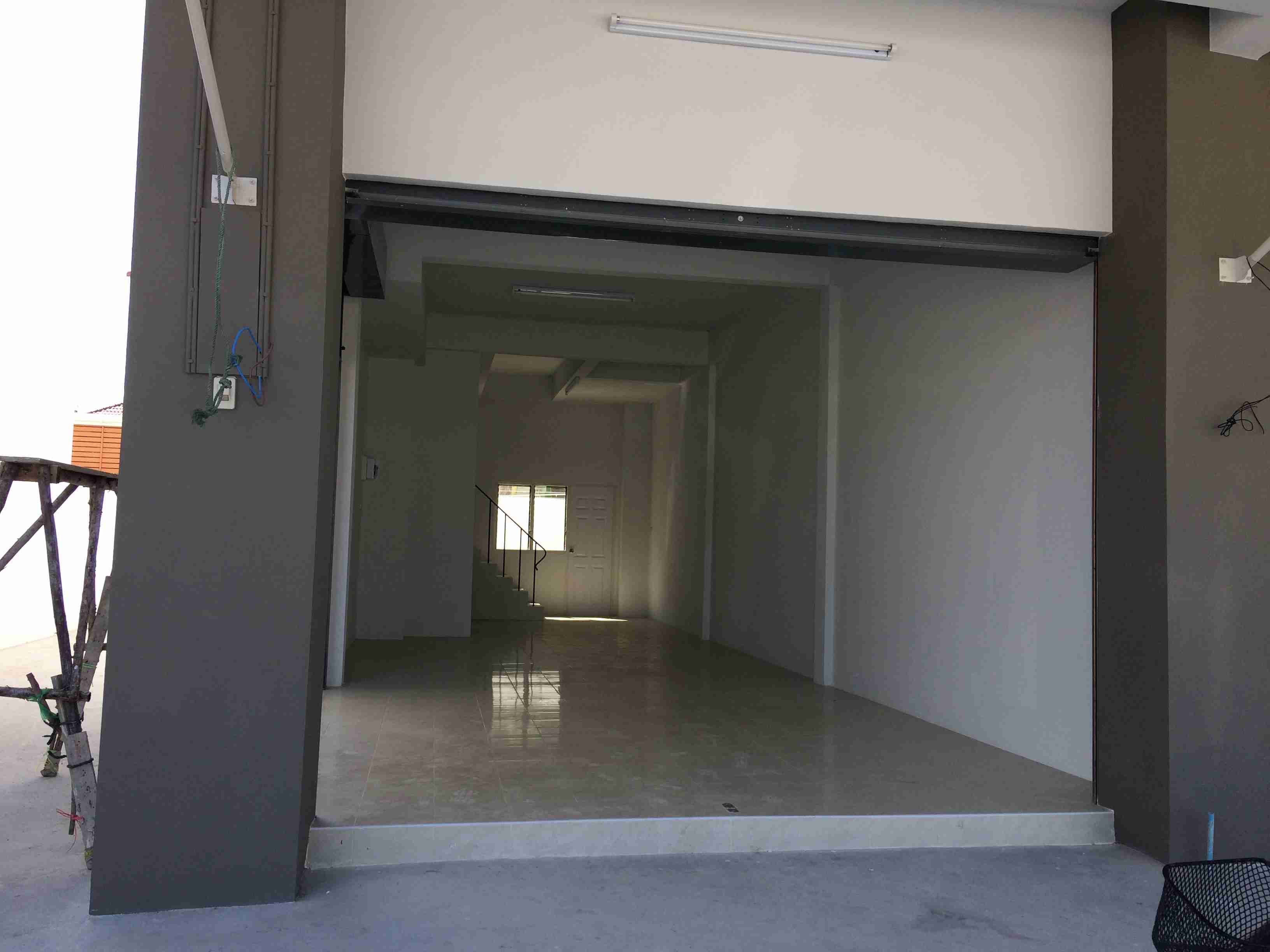 ขาย อาคารพาณิชย์ พร้อมผู้เช่า 3 ชั้น ทำเลดี เดินทางสะดวก  อ.เมือง ชลบุรี 