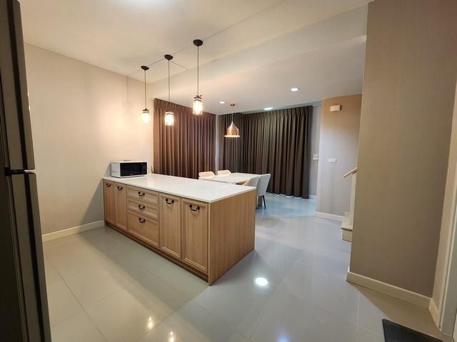  ขายทาวน์โฮม 2 ชั้น โครงการเดอะ วิลเลจ บางนา-วงแหวนฯ 3 บ้านหลังมุมติดที่กลับรถ หน้าบ้านหันทางทิศเหนือ