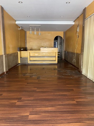 ให้เช่าอาคารพาณิชย์  ใกล้ BTS สถานีเซ็นหลุยส์ หลังมุม  3ชั้น ย่านสาทร เซ็นหลุยส์ ทุ่งวัดดอน 